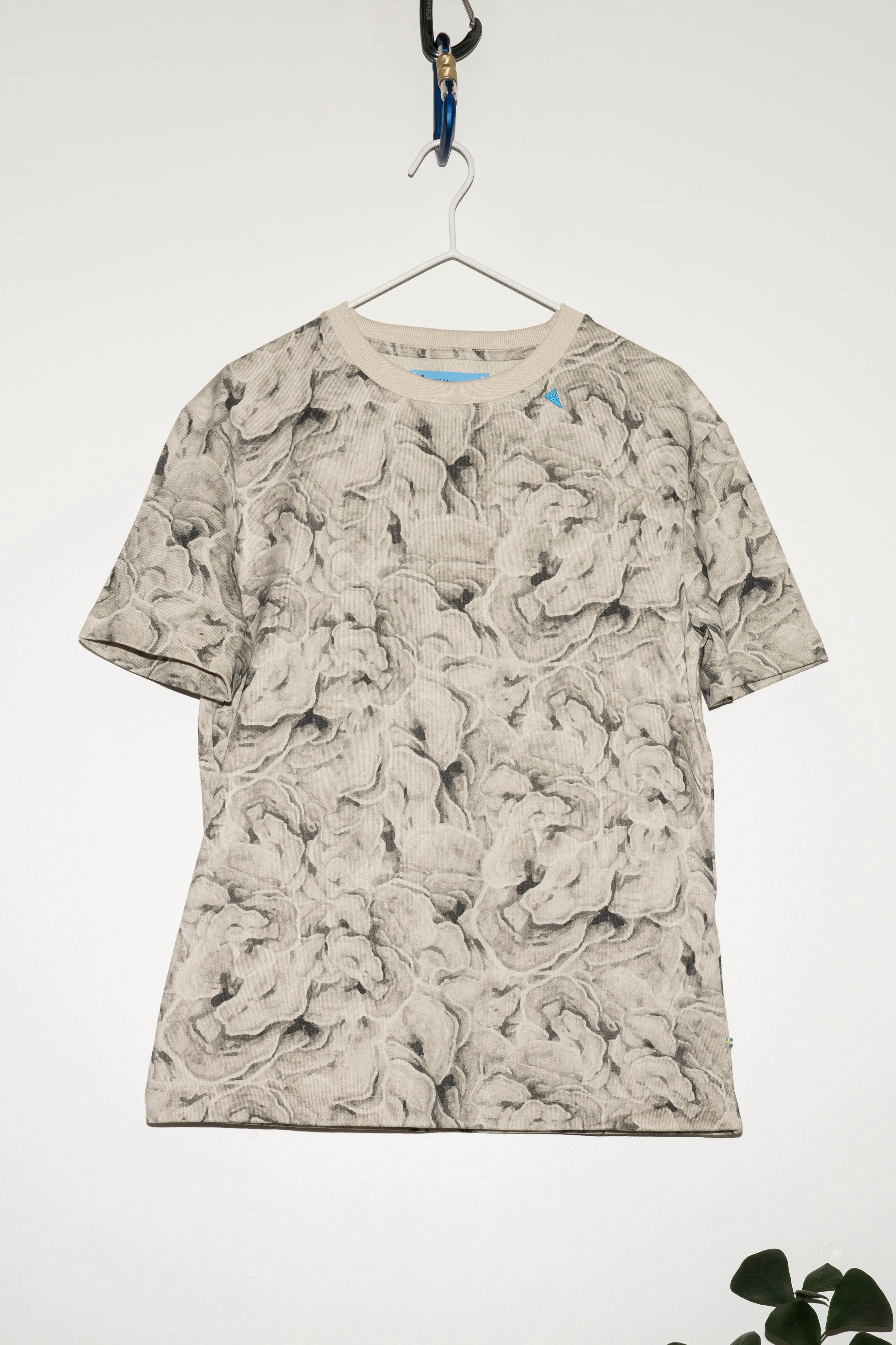 KLÄTTERMUSEN - ASK SS TEE IN LICHEN CLAY