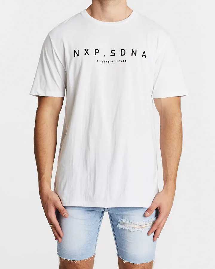 Nena Pasadena MENS BEHAVIOUR STEP HEM TEE - WHITE